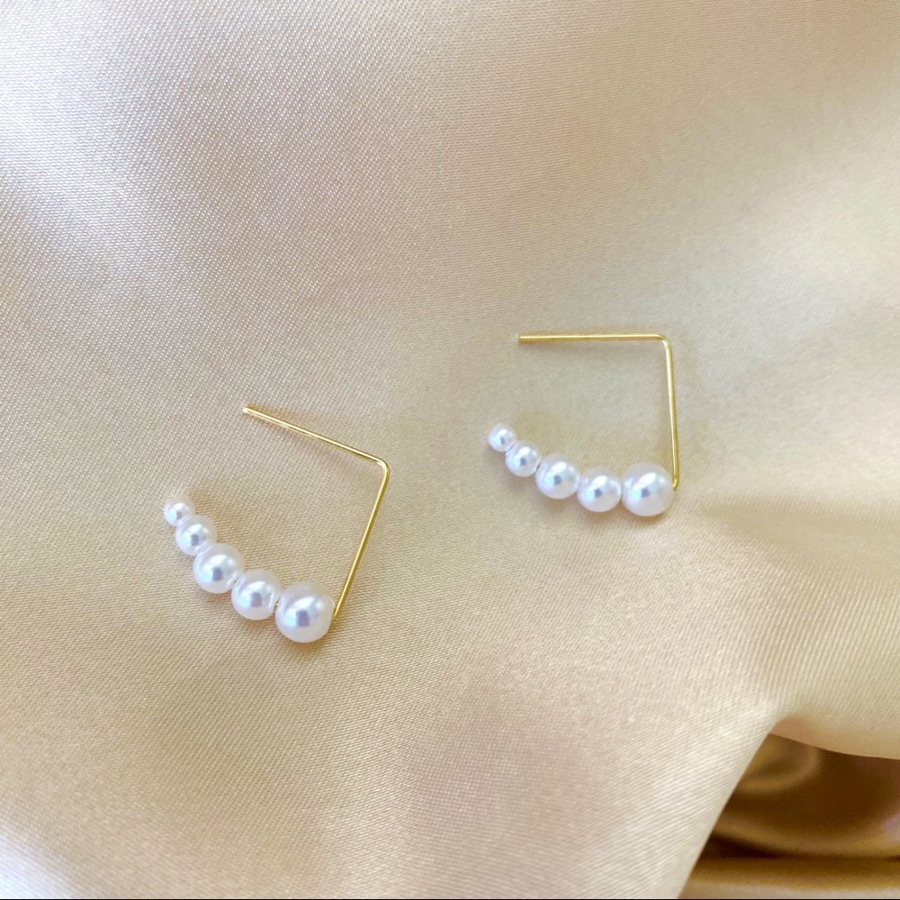 Pearls Wire Earrings Elegant Dainty - Picture 12 of 14